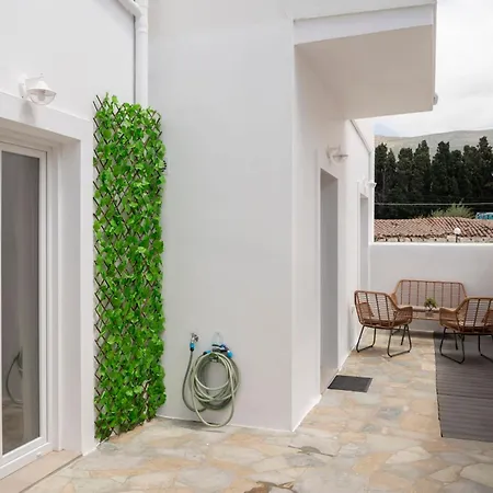 Parikia's Urban Oasis باروس