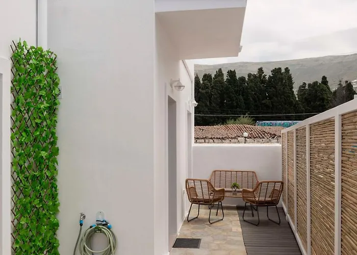 Parikia's Urban Oasis بيت للعطل