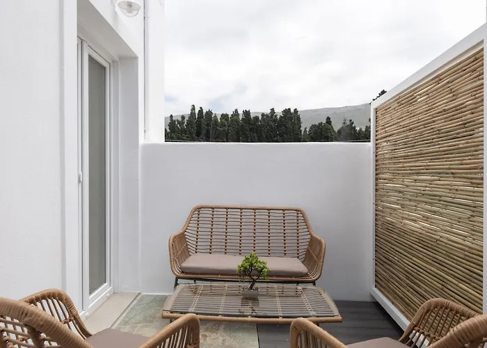 Parikia's Urban Oasis * باروس